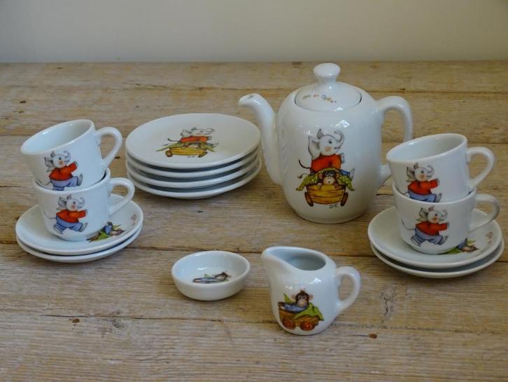 Kinderserviesje D.E., OLLE EN APPIE (Jet), als nieuw, Verzamelen, Porselein, Kristal en Bestek, Zo goed als nieuw, Compleet servies