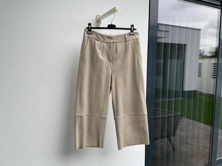 LEREN broek kleur licht beige 3/4 Merk: Japan TKY, Kleding | Dames, Broeken en Pantalons, Nieuw, Maat 36 (S), Beige, Driekwart