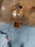 Antieke koffiemolen, Ophalen