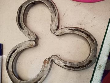 Onderzetter van Hoefijzers voor Grote Pan beschikbaar voor biedingen