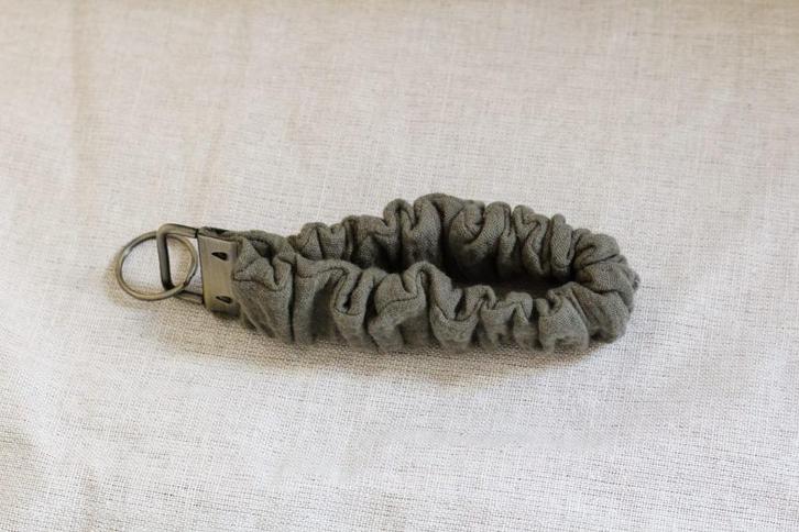 Scrunchie sleutelhanger khaki donkergroen hydrofiel, Verzamelen, Sleutelhangers, Nieuw, Overige typen, Ophalen of Verzenden