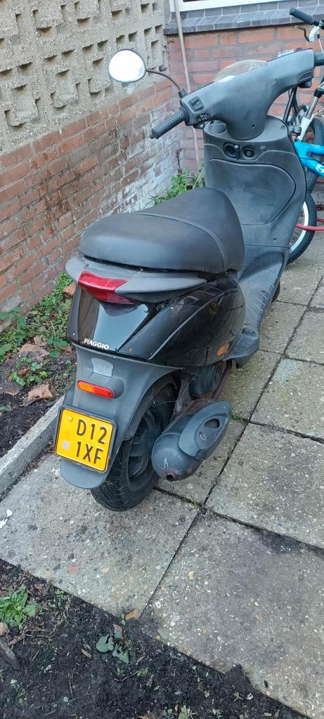 Piaggio Zip 2011 - Amsterdam OK!, Fietsen en Brommers, Scooters | Piaggio, Gebruikt, Zip, Maximaal 45 km/u, Benzine, Ophalen