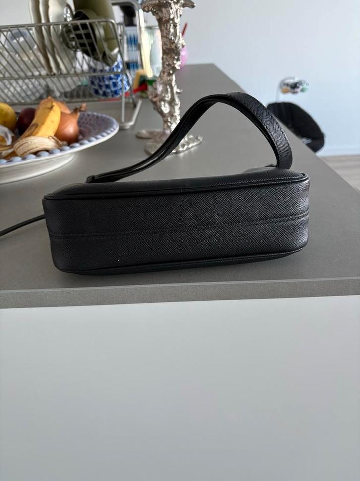 Prada Saffiano leren tas - DeBijenkorf 2022, Sieraden, Tassen en Uiterlijk, Tassen | Damestassen, Gebruikt, Handtas, Zwart, Ophalen of Verzenden
