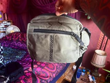 Khaki kleurig tasje met met zwarte details nu voor 9,99€ beschikbaar voor biedingen