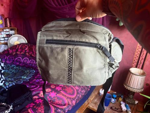 Khaki kleurig tasje met met zwarte details nu voor 9,99€, Sieraden, Tassen en Uiterlijk, Tassen | Schoudertassen, Gebruikt, Overige merken