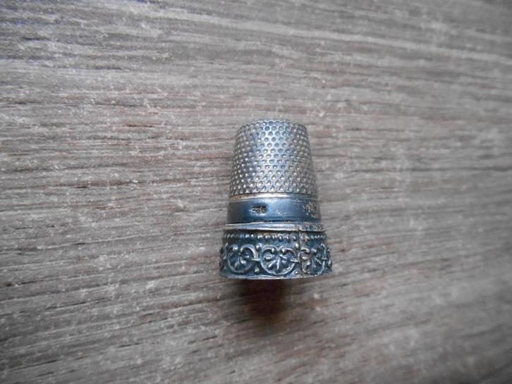 Zilver vingerhoedje met motief in de rand 925, Verzamelen, Vingerhoedjes, Gebruikt, Nederland, Zilver, Reliëf, Ophalen of Verzenden