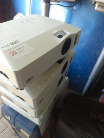 Te koop partij Beamers. Ze zijn gecontroleerd en ze werken beschikbaar voor biedingen