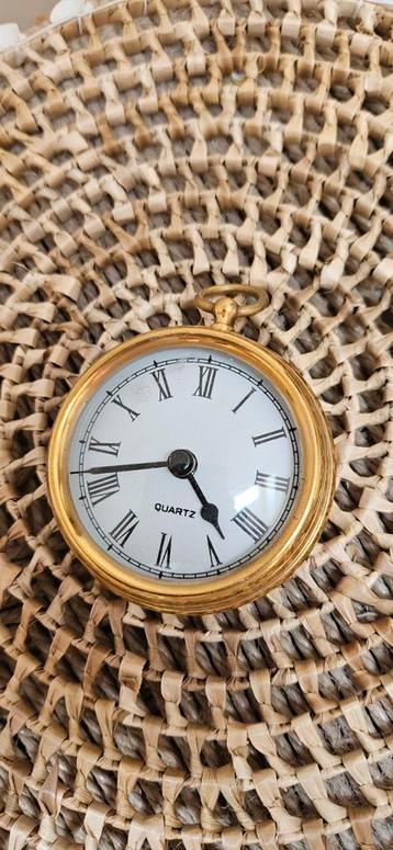 vintage retro zwaar goudkleurige Quartz klok beschikbaar voor biedingen