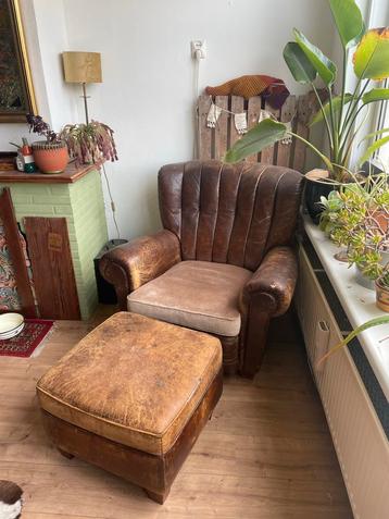 Set leren fauteuil / stoel met bijpassende hocker beschikbaar voor biedingen