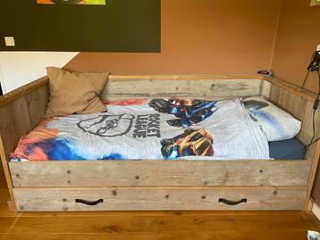 Mooi steigerhouten bed met bedlade beschikbaar voor biedingen