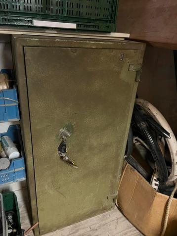 Vintage brandkast met sleutel beschikbaar voor biedingen