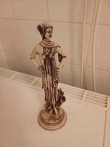 Een oud Beeldje beschikbaar voor biedingen