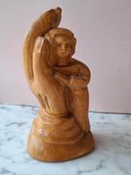 Handgesneden houten beeldje 'bescherming', Antiek en Kunst, Verzenden