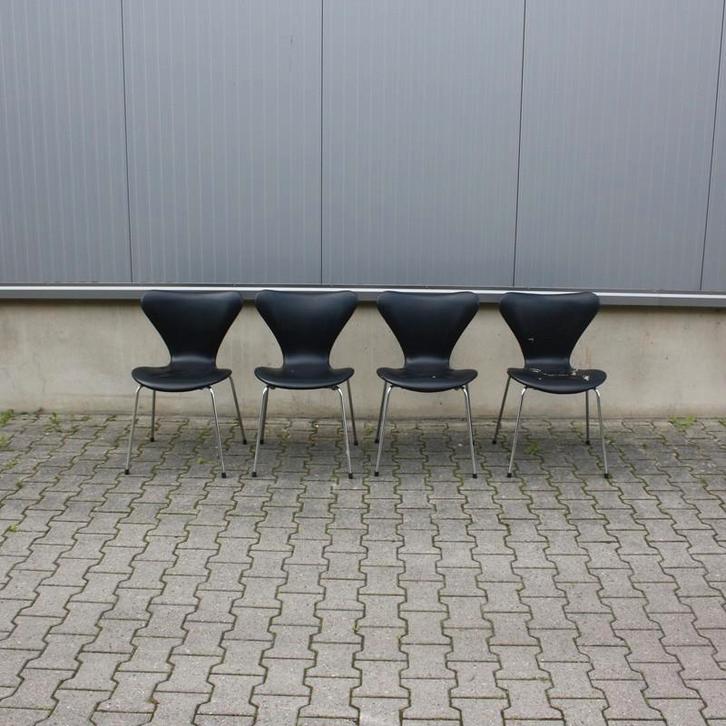 4 x 3107 Vlinderstoel ( stoffeerobjecten ) Fritz Hansen, Huis en Inrichting, Stoelen, Gebruikt, Vier, Leer, Metaal, Stof, Zwart