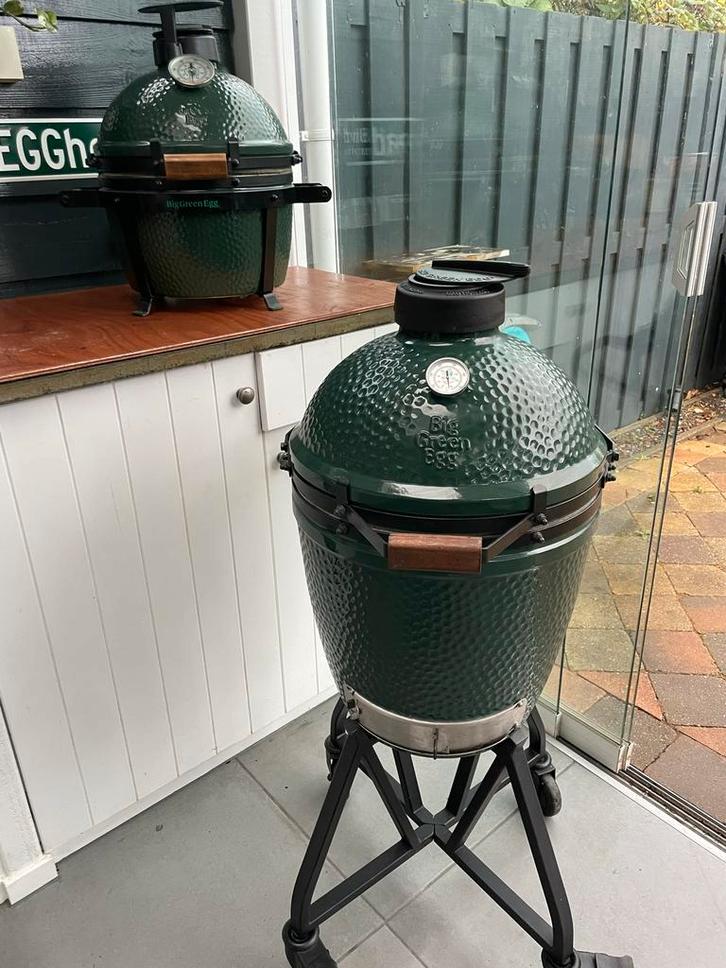 Big Green Egg Medium -  BBQ, Tuin en Terras, Houtskoolbarbecues, Zo goed als nieuw, Met accessoires, Ophalen of Verzenden