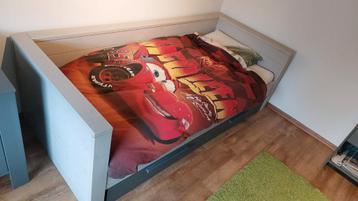 Complete slaapkamer: Bed, nachtkastje, bureau en kist.  beschikbaar voor biedingen