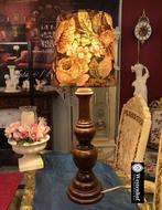 Grote brocante tafellamp antiek hout met klassiek lampenkap