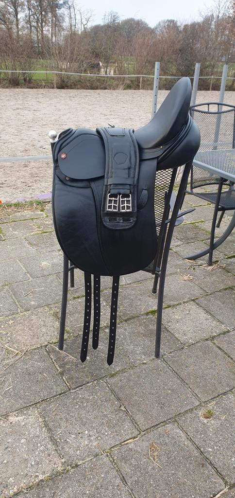 Albion dressuurzadel 17,5 inch zwart, Dieren en Toebehoren, Paarden en Pony's | Zadels, Zo goed als nieuw, Dressuur, Ophalen