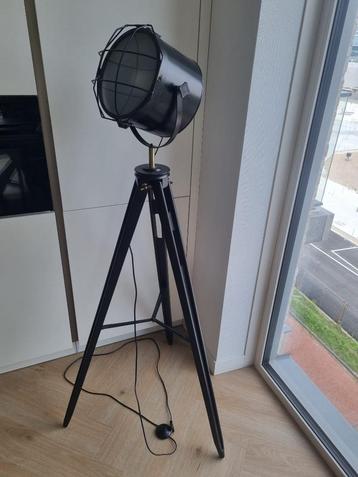 Mooie industriële vloerlamp in het zwart beschikbaar voor biedingen