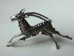 Jaren '20 zilveren broche: antilope. Markasiet + robijn, Ophalen of Verzenden, Zilver, Broche, Met edelsteen