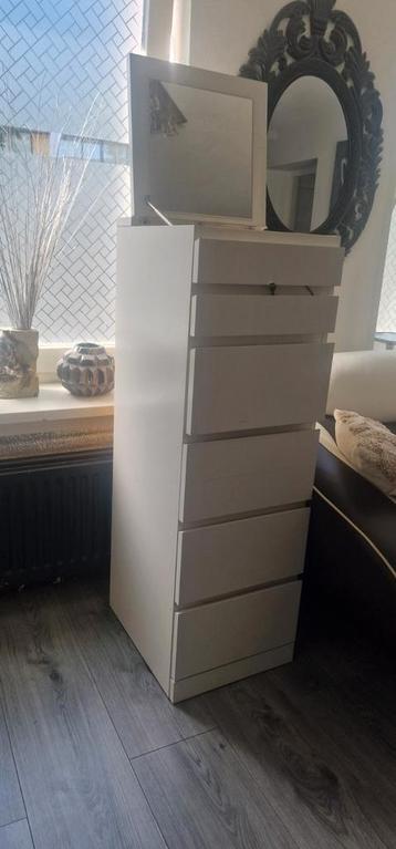 Leuke ladekast wit met 4 grote en2 kleine lades beschikbaar voor biedingen