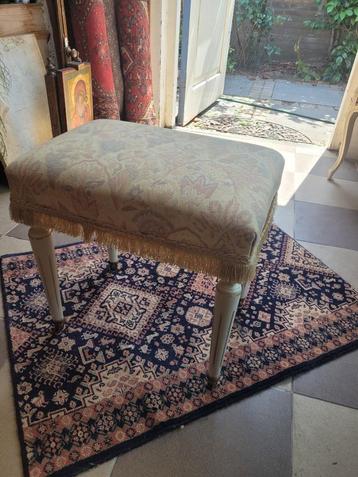 Vintage romantisch voetenbankje beschikbaar voor biedingen