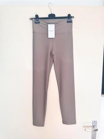 By Swan sportlegging taupe kleur maat M beschikbaar voor biedingen