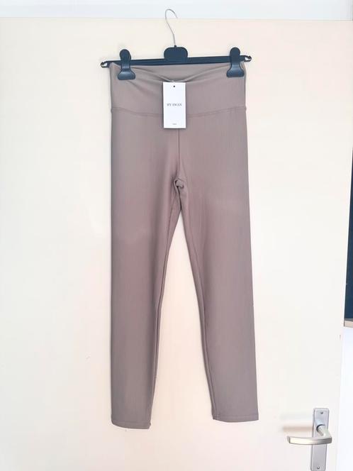 By Swan sportlegging taupe kleur maat M, Kleding | Dames, Sportkleding, Nieuw, Fitness of Aerobics, Maat 38/40 (M), Beige, Ophalen of Verzenden