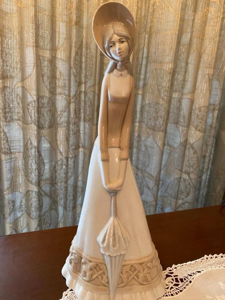 Miquel Requena, Porseleinen Vrouw met Parasol, Antiek en Kunst, Curiosa en Brocante, Ophalen