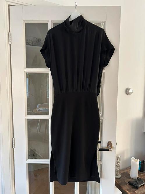 Zwarte jurk met hoge neklijn van Malene Birger (Lacrima), Kleding | Dames, Jurken, Zo goed als nieuw, Maat 38/40 (M), Zwart, Knielengte