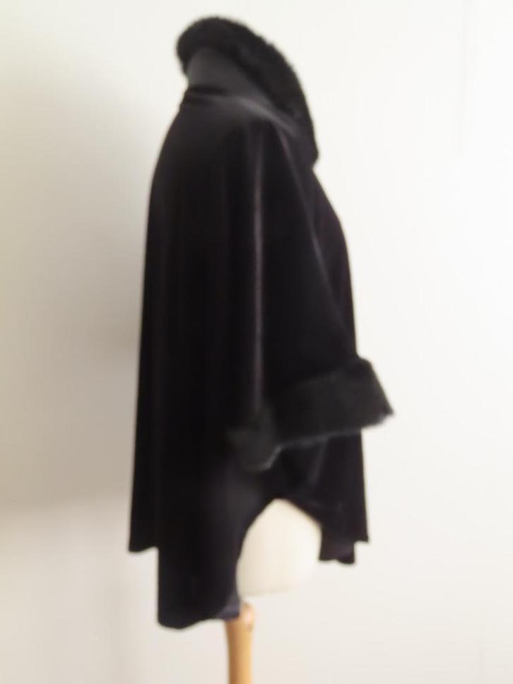 Luxe cape in fluweel met mouwinzet all size C-Mode Paris, Kleding | Dames, Jassen | Winter, Zo goed als nieuw, Zwart, Verzenden