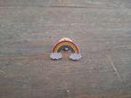 1 mooie pin van een regenboog met 2 wolkjes te koop, Ophalen of Verzenden, Nieuw, Dier of Natuur, Speldje of Pin