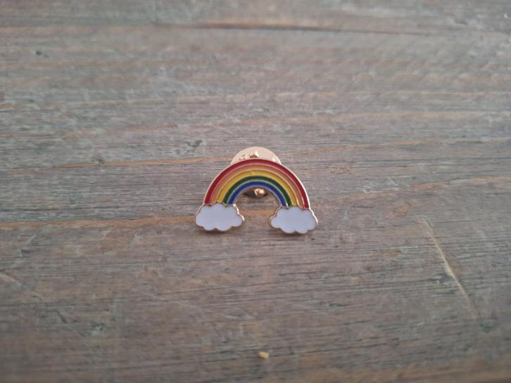 1 mooie pin van een regenboog met 2 wolkjes te koop, Verzamelen, Speldjes, Pins en Buttons, Nieuw, Speldje of Pin, Dier of Natuur