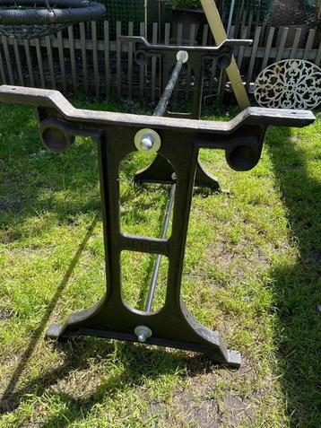 Gietijzeren tuintafel onderstel eettafel tafel beschikbaar voor biedingen