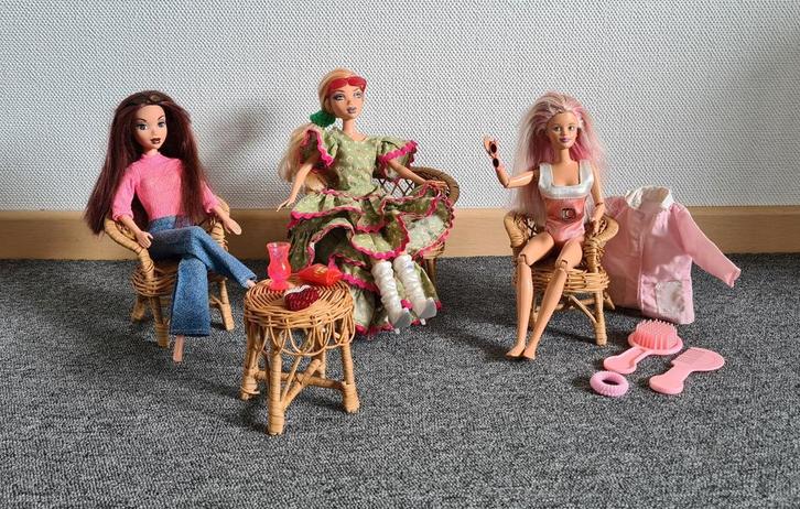 Barbies met terras meubelset, Kinderen en Baby's, Speelgoed | Poppen, Gebruikt, Barbie, Ophalen of Verzenden