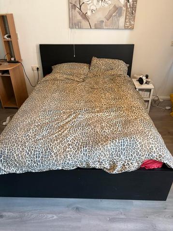 Bed te koop beschikbaar voor biedingen