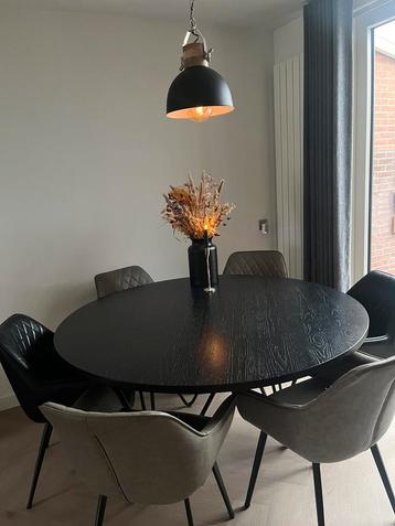 Ronde houten tafel met 6 stoelen.