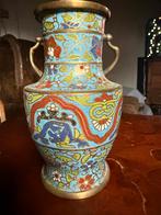 Kleurrijke Cloisonné Vaas met Bloemen en Draken, Antiek en Kunst, Ophalen of Verzenden