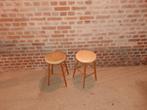 twee krukjes vintage jaren 60 (hout en leer/kunststof), Huis en Inrichting, Ophalen, Gebruikt, Hout, 30 tot 60 cm