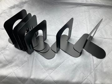6 stuks zwart metalen boekensteunen  beschikbaar voor biedingen