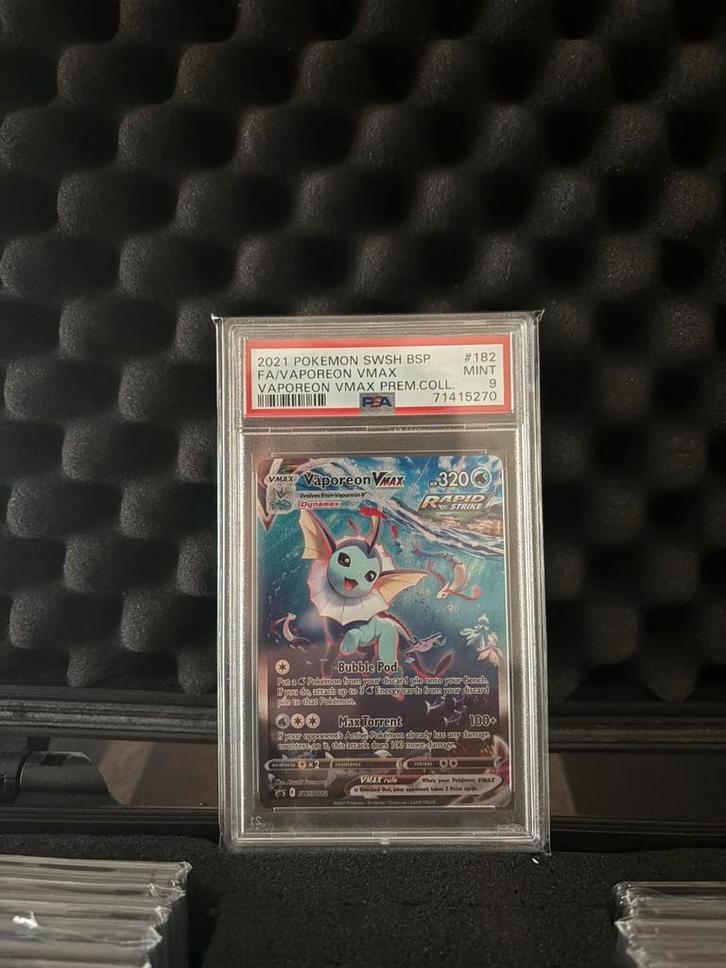 Vaporeon vmax premium collextion box (psa 9), Hobby en Vrije tijd, Verzamelkaartspellen | Yu-gi-Oh!, Zo goed als nieuw, Ophalen of Verzenden