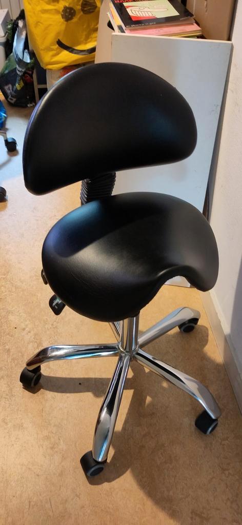 Zadelstoel op Wielen - Zwart Skai - Zo Goed Als Nieuw, Huis en Inrichting, Bureaustoelen, Zo goed als nieuw, Bureaukruk, Zwart