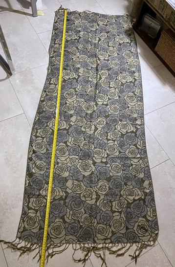 mooie sjaal rozenprint, zachte stof, goede kwaliteit 180x80  beschikbaar voor biedingen