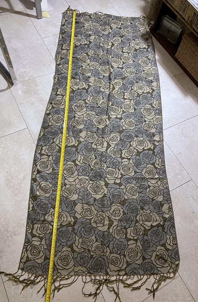 mooie sjaal rozenprint, zachte stof, goede kwaliteit 180x80, Kleding | Dames, Mutsen, Sjaals en Handschoenen, Zo goed als nieuw
