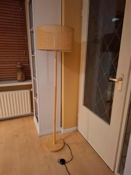 Stijlvolle Staande Lamp - Hout & Gevlochten Kap, Huis en Inrichting, Lampen | Vloerlampen, Zo goed als nieuw, 150 tot 200 cm, Hout