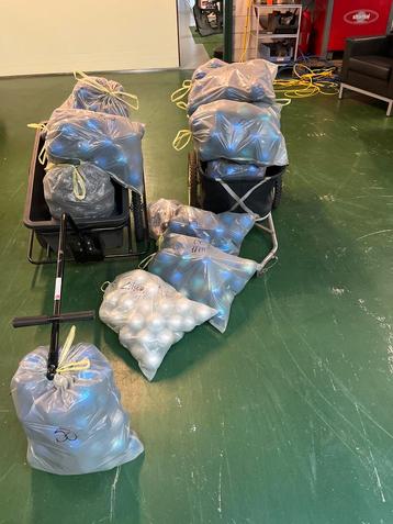 Grote partij kerstballen beschikbaar voor biedingen