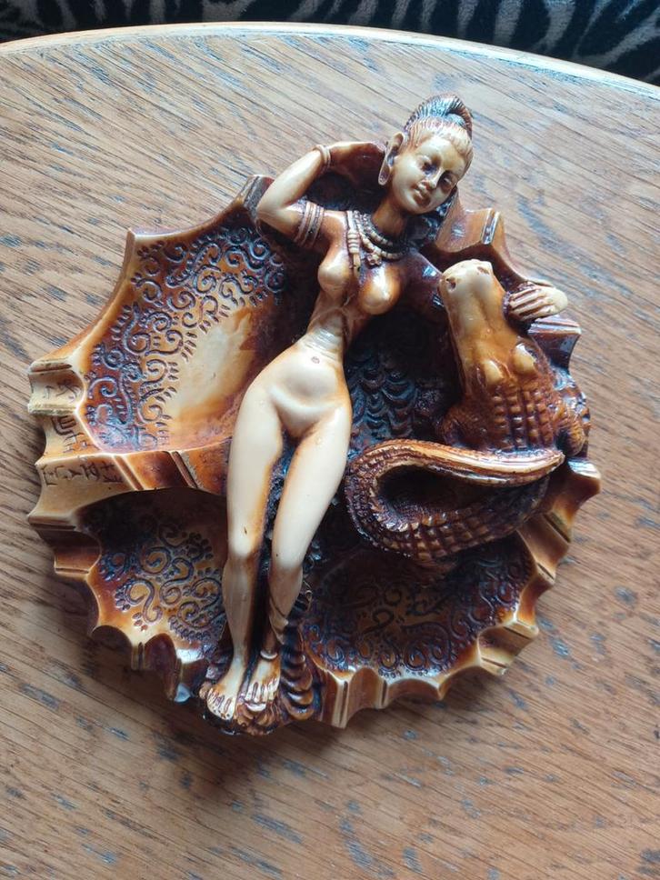Decoratief beeld / asbak: Vrouw met krokodil. Erotisch, Antiek en Kunst, Kunst | Beelden en Houtsnijwerken, Ophalen of Verzenden