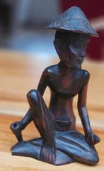 Houten beeldje van een zittende man met hoed, Antiek en Kunst, Kunst | Beelden en Houtsnijwerken, Ophalen of Verzenden