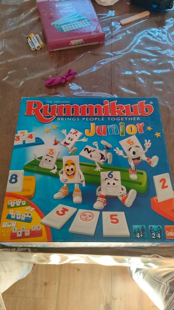Rummikub Junior - Leuk en Leerzaam!, Hobby en Vrije tijd, Gezelschapsspellen | Bordspellen, Zo goed als nieuw, Een of twee spelers
