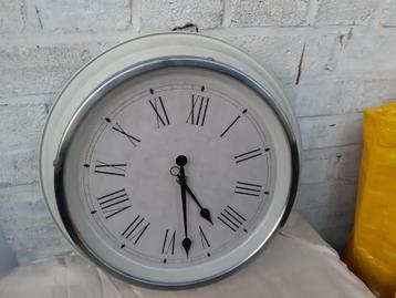 Wandklok, r.v.s, Ca. 30 Cm rond en ca. 5 Cm dik. Helrmle.etc beschikbaar voor biedingen